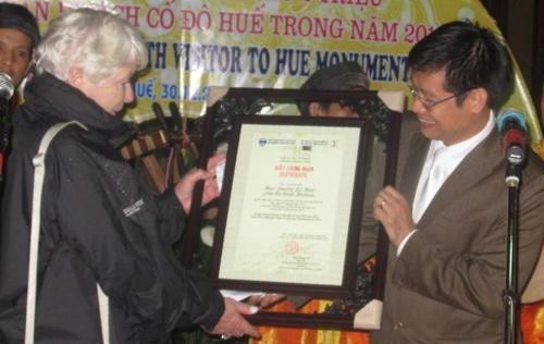 Thừa Thiên - Huế đón vị khách thứ 2 triệu trong năm 2012 - ảnh 1